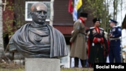 Cazaci într-o suburbie a St. Petersburg-ului fac vernisajul unei statui a lui Putin în postură de împărat roman