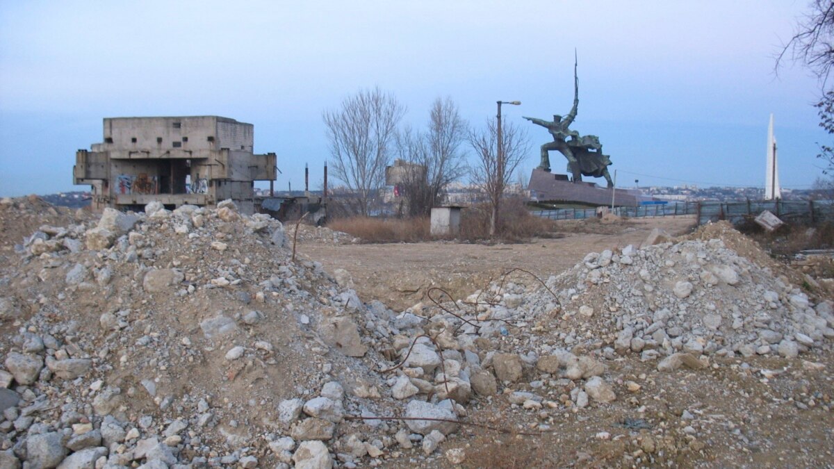 Взрыв дома в Севастополе: год прошел, завалы на месте (фотогалерея)