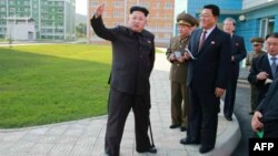 کیم جونگ اوون (نفر چپ) رهبر کره شمالی