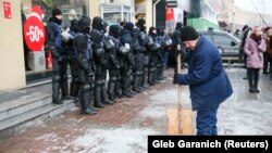 Возле здания суда в Киеве, где ожидает решения о своей судьбе Михаил Саакашвили.
