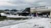 Пасажирський літак російського «Аерофлоту» Sukhoi Superjet 100 після екстреної посадки в московському аеропорту «Шереметьєво», 5 травня 2019 року. Дві смертельні аварії та постійна нестача запчастин підірвали внутрішній та міжнародний інтерес до цьоголітака