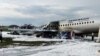 Пътническият Аерофлот Сухой Суперджет 100 след извънредно кацане в Москва, 5 май, 2019. Две смъртоносни катастрофи и дълготрайна липса на резервни части водят до слаб интерес към превозното средство в Русия и на международно ниво.