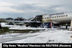 Egy kiégett Aeroflot Szuhoj Superjet 100-as, miután kényszerleszállást hajtott végre a moszkvai Seremetyjevói repülőtéren 2019. május 5-én. Negyvenegy ember vesztette életét