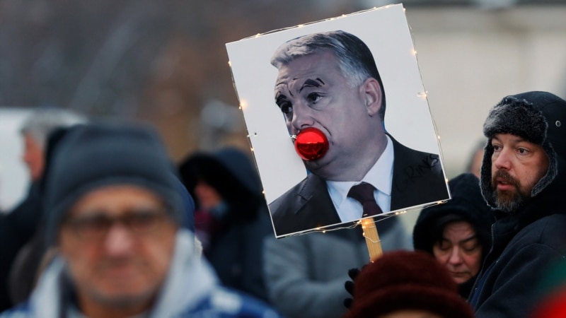 Унгарски опозиционери исфрлени од зградата на националната телевизија