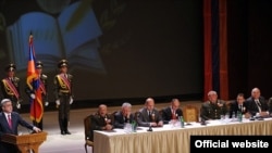 Նախագահ Սերժ Սարգսյանը ելույթ ունենում երիտասարդ սպաների համաբանակային համաժողովում: