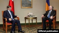 Armenia - Foreign Minister Edward Nalbandian (R) and his Turkish counterpart Ahmet Davutoglu meet in Yerevan, 12Dec2013.