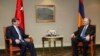 Հայաստան – Արտգործնախարար Էդվարդ Նալբանդյանը (աջից) և նրա թուրք գործընկեր Ահմեթ Դավութօղլուն հանդիպում են Երևանում, 12-ը դեկտեմբերի, 2013թ.