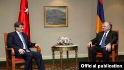 Armenia - Foreign Minister Edward Nalbandian (R) and his Turkish counterpart Ahmet Davutoglu meet in Yerevan, 12Dec2013.