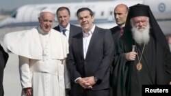 Папа Римський Франциск (л), прем'єр-міністр Греції Алексіс Ципрас (ц), патріарх Варфоломій (п), острів Лесбос, Греція, 16 квітня 2016 року