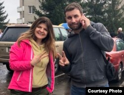 Вадзімір зь сяброўкай на выхадзе з Жодзінскага ізалятара. Фота NN.by
