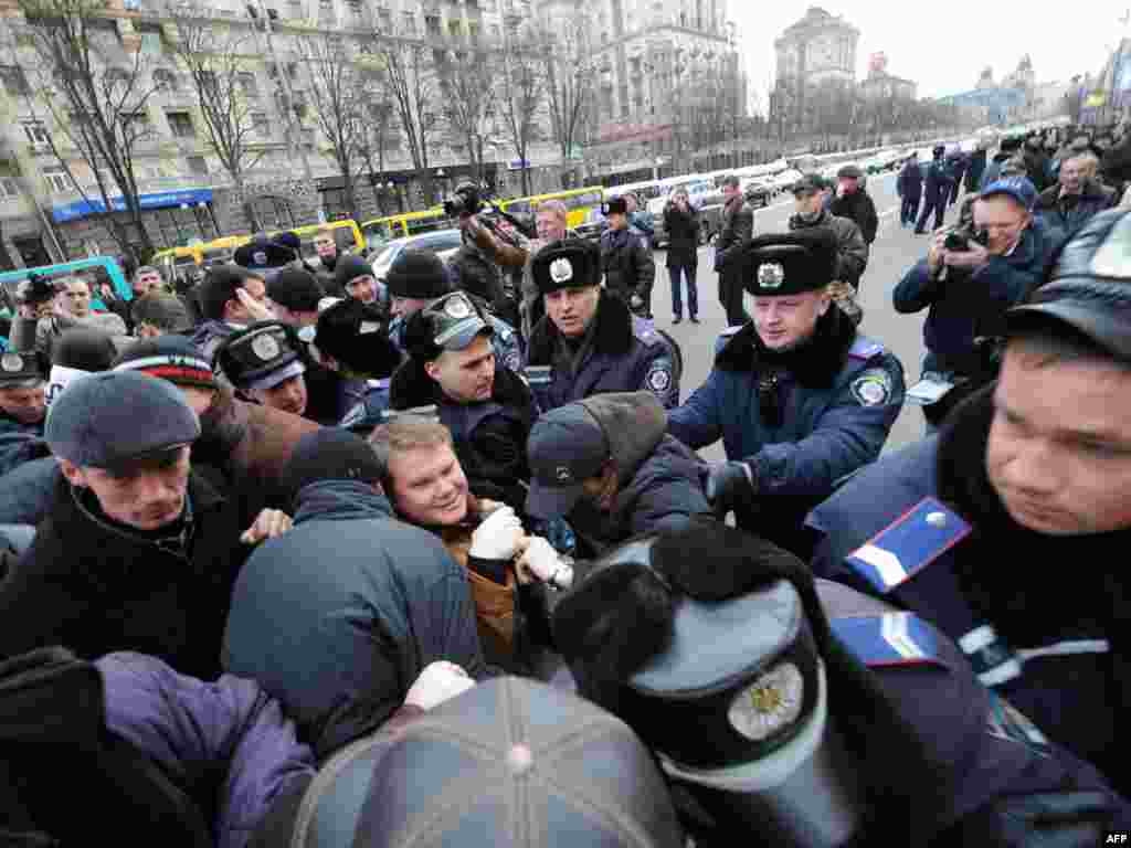 Ukrajina - Protesti - U glavnom gradu Ukrajine su demonstranti tražili smjenu gradonačelnika Kijeva, koji je znatno povećao lokalne takse.