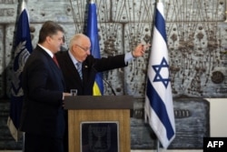 Президент України Петро Порошенко (ліворуч) та президент Ізраїлю Реувен Рівлін. 22 грудня 2015 року