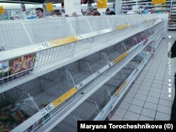 Пустые полки в московском супермаркете
