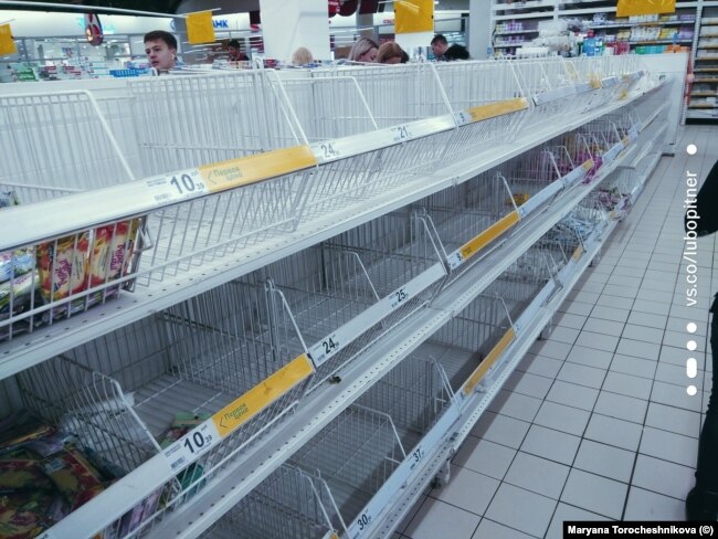 Пустые полки в московском супермаркете