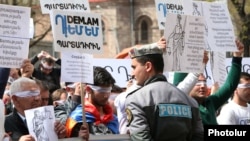 Armenia -- A protest against the unpopular pension reform outside the Constitutional Court in Yerevan, 28 Mar, 2014