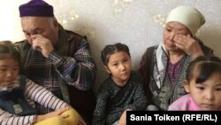 Семья Торехана и Раушан Турганбаевых оплакивают сына Аманбека, погибшего в Жанаозенских событиях в 2011 году. Город Жанаозен, 16 декабря 2016 года.
