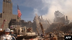 Спасителни операции в района на терористичния атентат в Ню Йорк от 11 септември 2001 г. По-късно ще стане ясно, че от развалините са извадени живи само шестима души. Снимката е от 13 септември 2001 г.