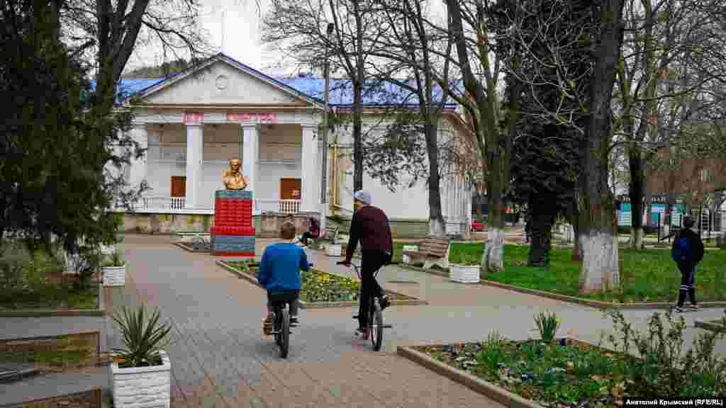 На парковой аллее перед городским Домом культуры