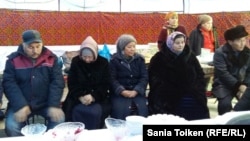 Родственники погибших в Жанаоезнских событиях на поминках. Алтын Кошерова - вторая слева. Село Тенге Мангистауской области, 10 декабря 2016 года.