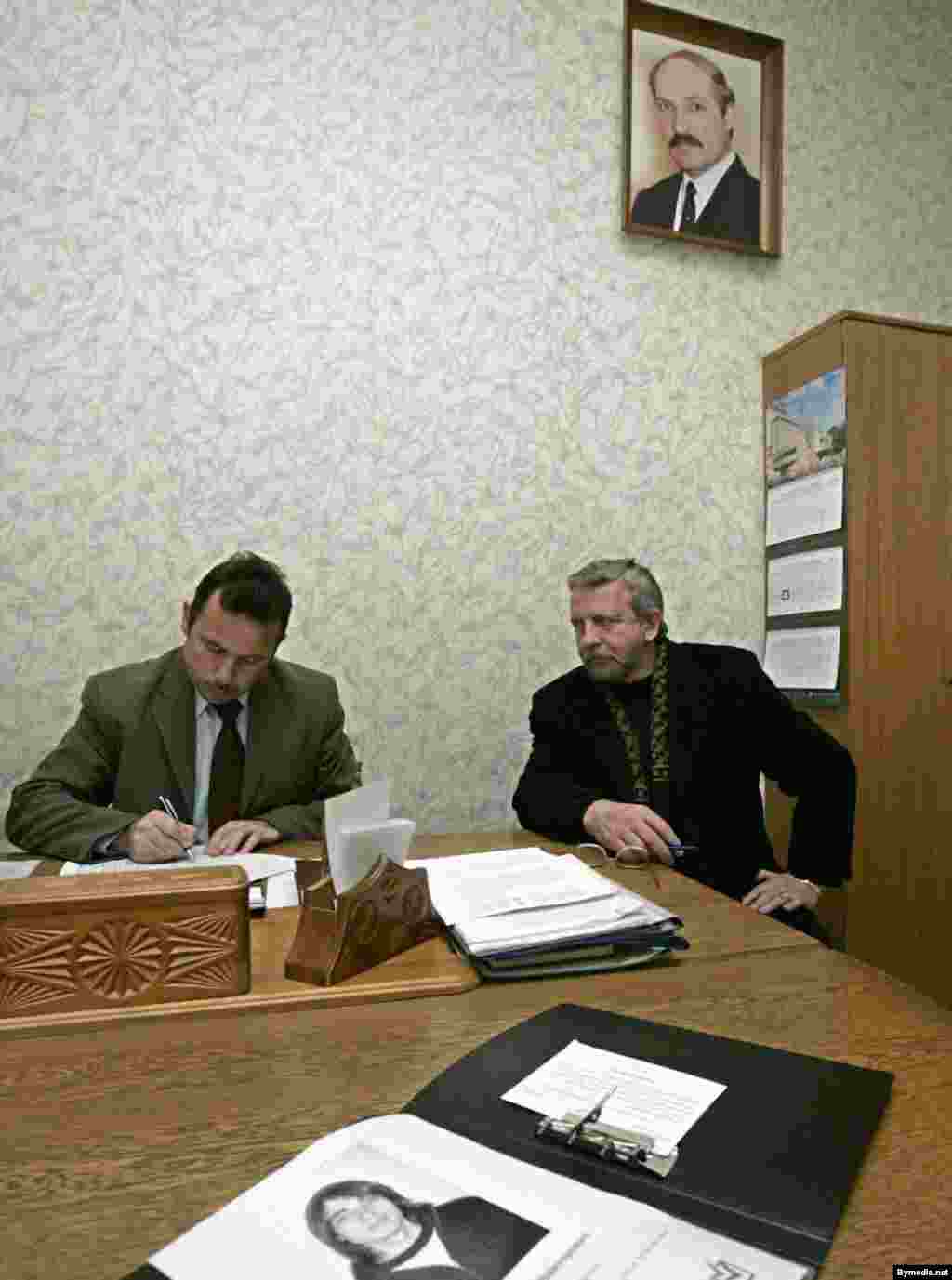 Мілінкевіч зьбірае подпісы за апазыцыйных кандыддатаў падчас мясцовай выбарчай кампаніі. Віцебская вобласьць, 14 лістапада 2006 году