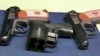 Травматический пистолет (в центре) и два боевых. Иллюстративное фото