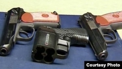 Травматический пистолет (в центре) и два боевых. Иллюстративное фото