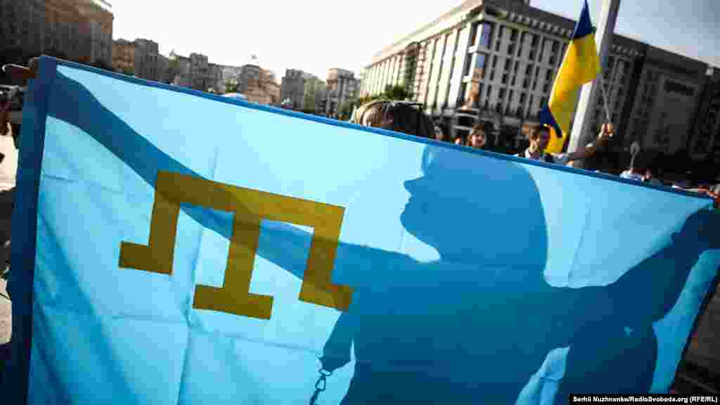 Датою святкування Дня кримськотатарського прапора був обраний перший день другого Курултаю кримськотатарського народу, що відбувся 26-27 червня в Сімферополі у 1991 році