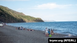Пляж у кримському селищі Рибаче, липень 2017 року