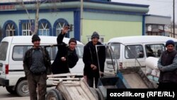Наемные чернорабочие на узбекском рынке. 