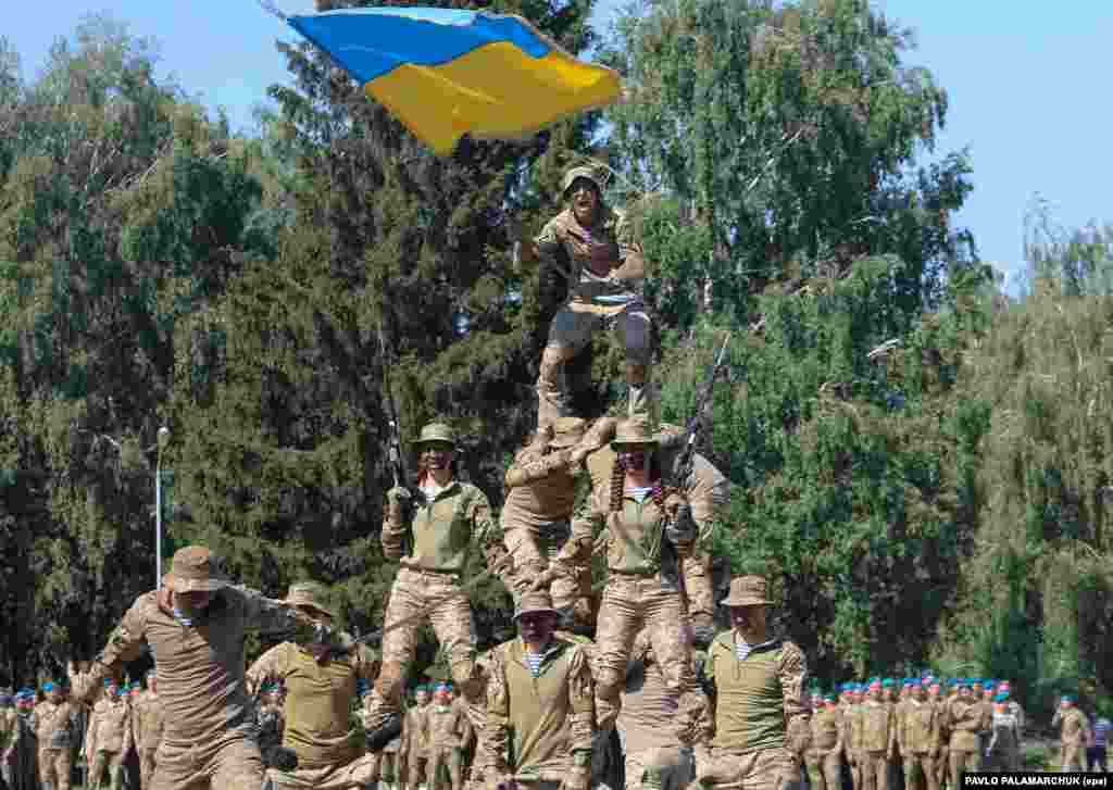 Українські десантники демонструють свої навички на військовій базі у Львові, 2 серпня 2017 року