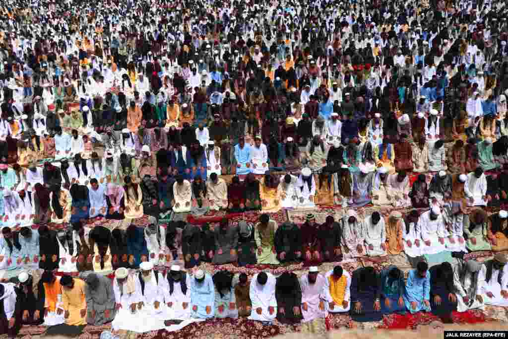 People offer Friday Prayers during the Muslim holy month of Ramadan amid a lockdown due to the ongoing coronavirus pandemic, in Herat, Afghanistan. (epa-EFE/Jalil Rezayee)