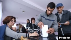 Armenia - A voter casts a ballot at a polling station in Gyumri, 2Oct2016.