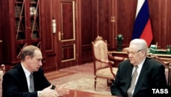 ФСБ басшысы Владимир Путин (сол жақта) Ресей президенті Борис Ельциннің қабылдауында отыр. Кремль, Мәскеу, 29 наурыз 1999 жыл.