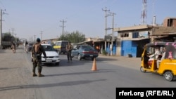 Afghan security forces conduct security checks in Kunduz. The Taliban's brief seizure of the province's Khanabad district has raised fears that the militant group could launch a full-scale assault on Kunduz city, which they briefly overran last year. (file photo)