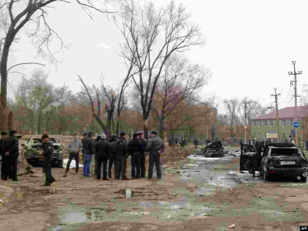 На месте теракта в Кизляре, 31 марта 2010 - 12 человек погибли при двух взрывах в дагестанском городе Кизляре. Около 20 человек были ранены. Согласно информации республиканского МВД, большинство жертв - милиционеры, среди них начальник кизлярского ОВД и следователь СКП