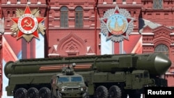 Sistemul de rachetă balistică intercontinentală Yars RS-24 expus de Ziua Victoriei la Parada militară din Piața Roșie la Moscova