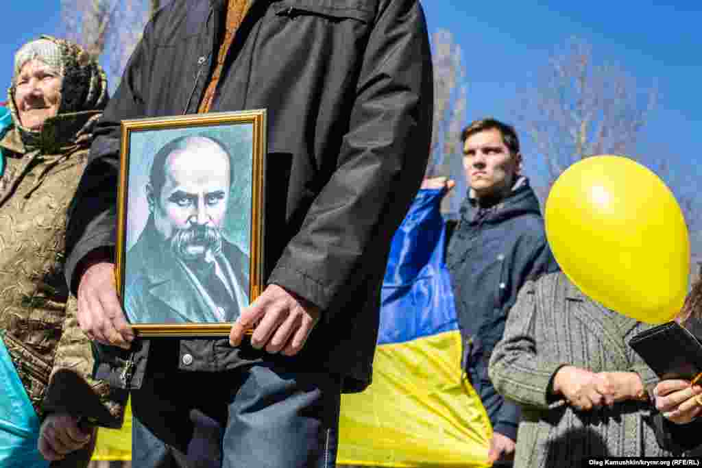 Тут вдалося провести ходу з портретом Кобзаря, під українським прапором, у вишиванках. Любов до творчості й туга за Україною об&#39;єднала покоління: пліч-о-пліч пройшли люди похилого віку і кримська молодь