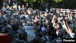 Armenia - Opposition protesters clash with riot police in Yerevan, 16 April 2018.