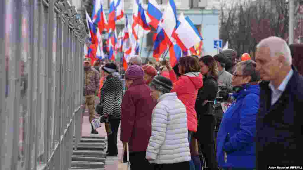 На площі прапорів і символіки партії &laquo;Єдина Росія&raquo; було більше, ніж російських прапорів
