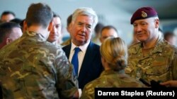 Բրիտանիայի պաշտպանության նախարար Մայքլ Ֆելոն զրուցում է Բրիտանիայի զինված ուժերի ներկայացուցիչների հետ, արխիվ