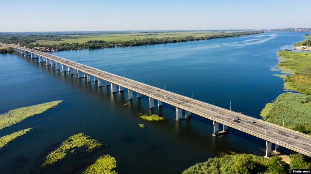 Вид на Антоновский мост через Днепр недалеко от Херсона