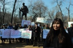 Митингіні ұйымдастырған азаматтық белсенділердің бірі Салтанат Тәшімова. Алматы, 29 ақпан 2020 жыл.