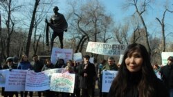 Один из организаторов митинга художник и гражданский активист Салтанат Ташимова. Алматы, 29 февраля 2019 года.