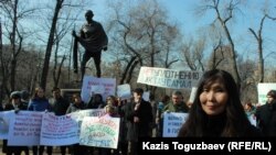 Один из организаторов митинга художник и гражданский активист Салтанат Ташимова. Алматы, 29 февраля 2019 года.
