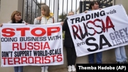 Південно-Африканська Республіка. Акція протесту біля готелю, в якому того дня розпочинала роботу російська міжнародна бізнес-місія в ПАР. Йоганнесбург, 20 липня 2022 року