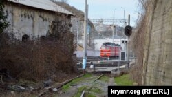 Електровоз біля депо севастопольського залізничного вокзалу