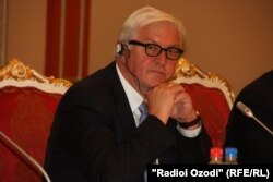 German Minister Frank-Walter Steinmeier suggested a gradual reduction of sanctions if Russia moves to resolve the Ukraine conflict.