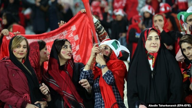 فیفا از جمهوری اسلامی خواسته است که به ممنوعیت ۴۰ ساله حضور در زنان در ورزشگاهها پایان دهد.