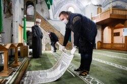 Мужчина раскладывает молельный коврик внутри мечети Муслихудина Чекрекчии в Сараево, Босния и Герцеговина, 6 мая (Ясмин Брутус)