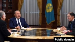 Президент Казахстана Нурсултан Назарбаев (второй слева) во время встречи с писателями Бексултаном Нуржекеевым, Дулатом Исабековым и Смагулом Елубаем. Астана, 20 апреля 2017 года.
